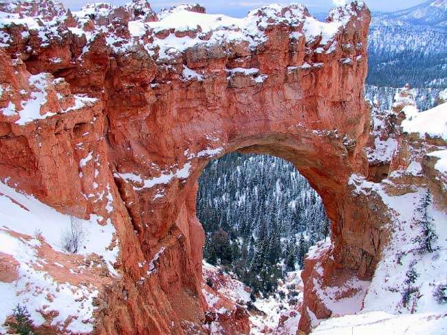 Arch rock formation in Bryce Canyon.